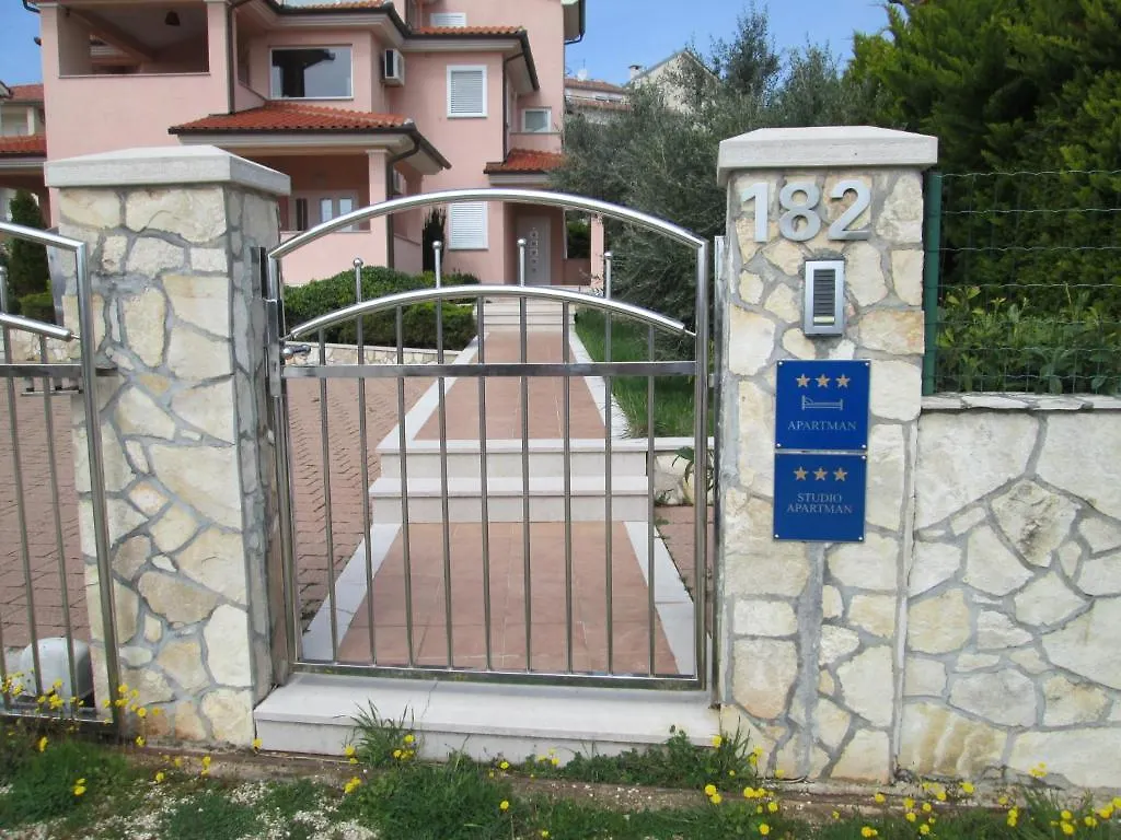 Apartments Villa Fernetich Premantura 0*,