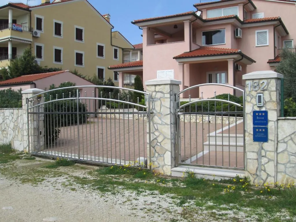 Apartments Villa Fernetich Premantura
